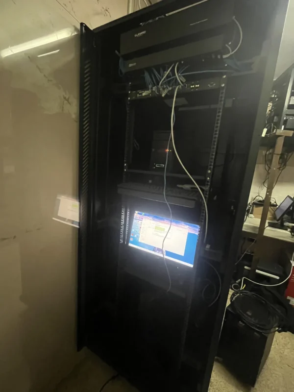 Mantenimiento de rack en data center - ARSTEC