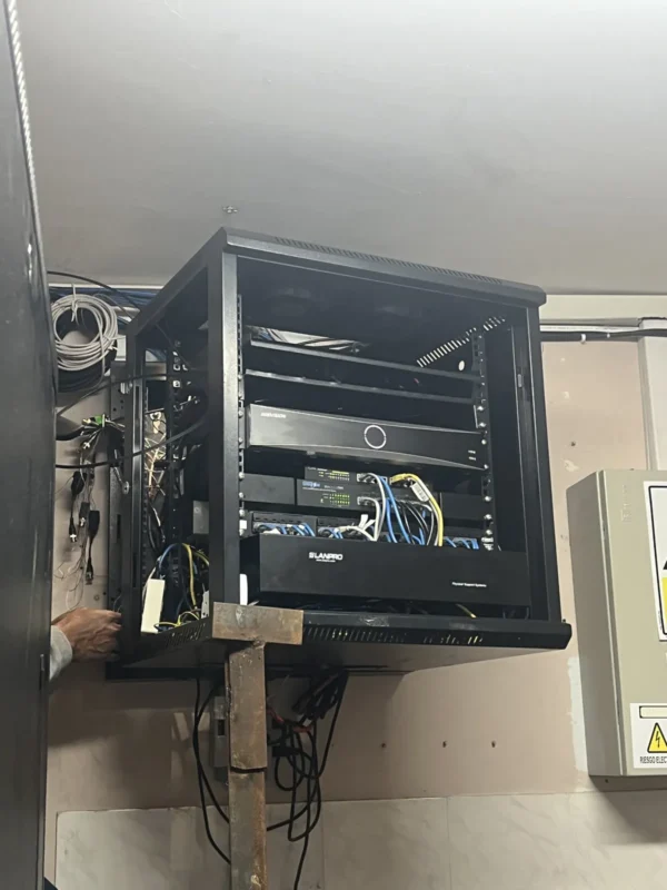 Rack de telecomunicaciones instalado por ARSTEC