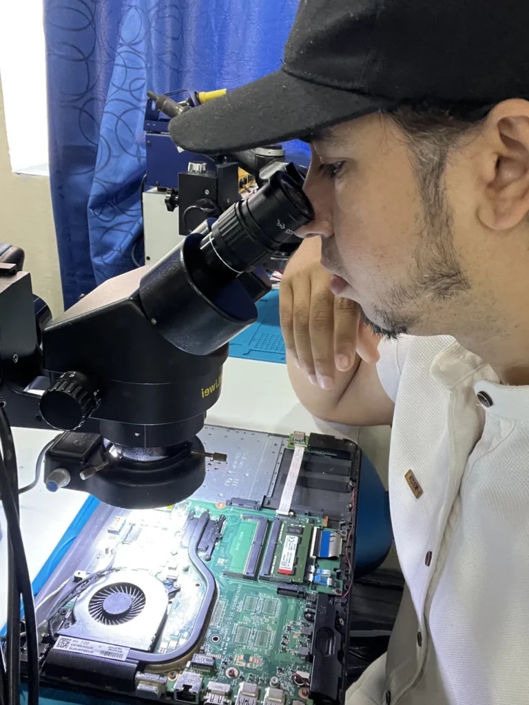 Reparación de placa de laptop con microscopio