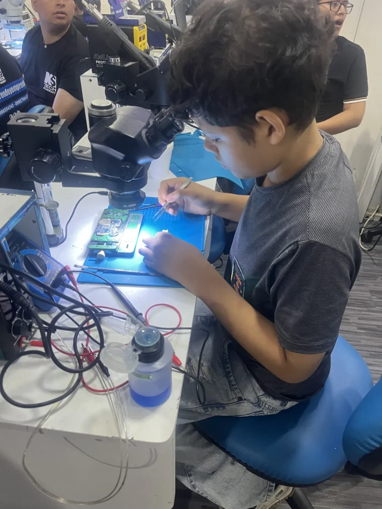 Reparación de placa en laboratorio con microscopio